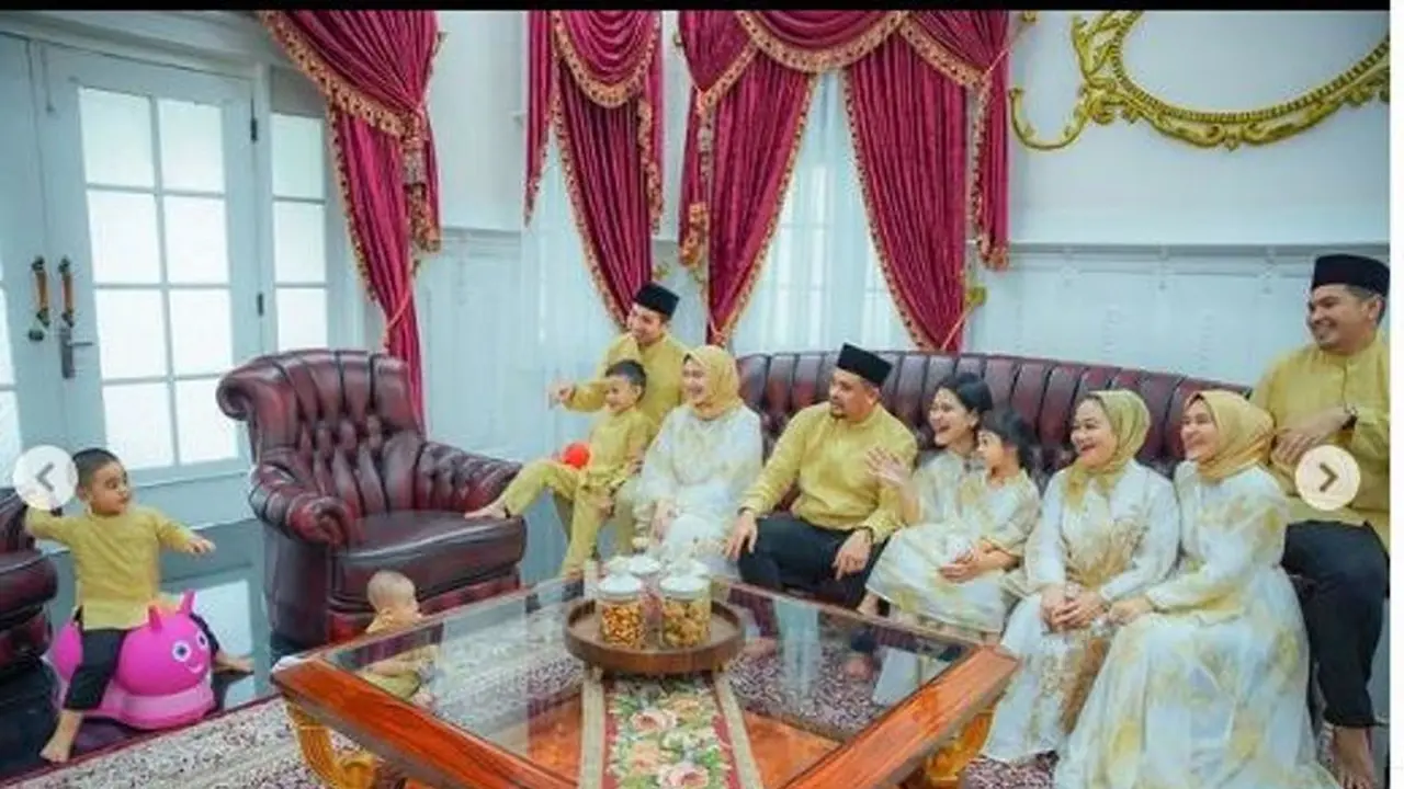 Foto Keluarga Bobby Nasution dan Kahiyang Ayu Saat Lebaran, Al Nahyan Tetap Bikin Gemas Pakai Baju Koko