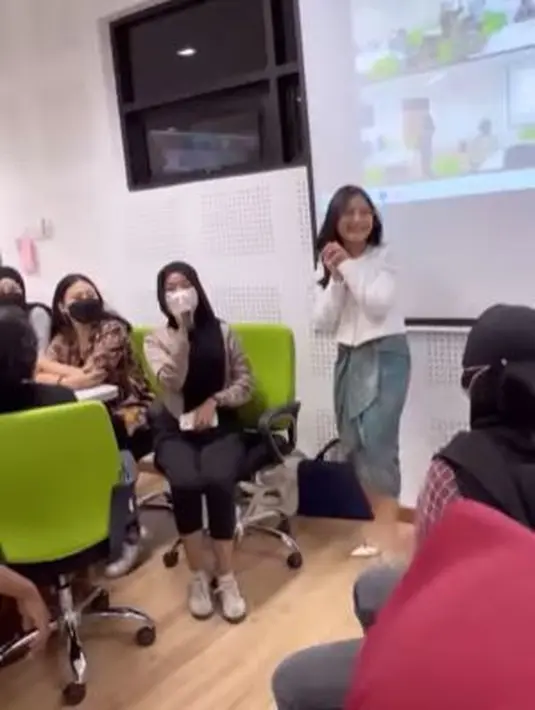 <p>Tak sedikit yang bertanya kepada Prilly Latuconsina, di tengah pengajarannya dan itu membuatnya senang. (Foto: Instagram/@prillylatuconsina96)</p>