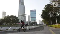 Warga berolahraga di kawasan Jalan Jenderal Sudirman, Jakarta, Minggu ( 25/7/2021). Sejumlah warga tetap beraktivitas olahraga meski Kota Jakarta masih dalam masa PPKM Level 4. (Liputan6.com/Helmi Fithriansyah)