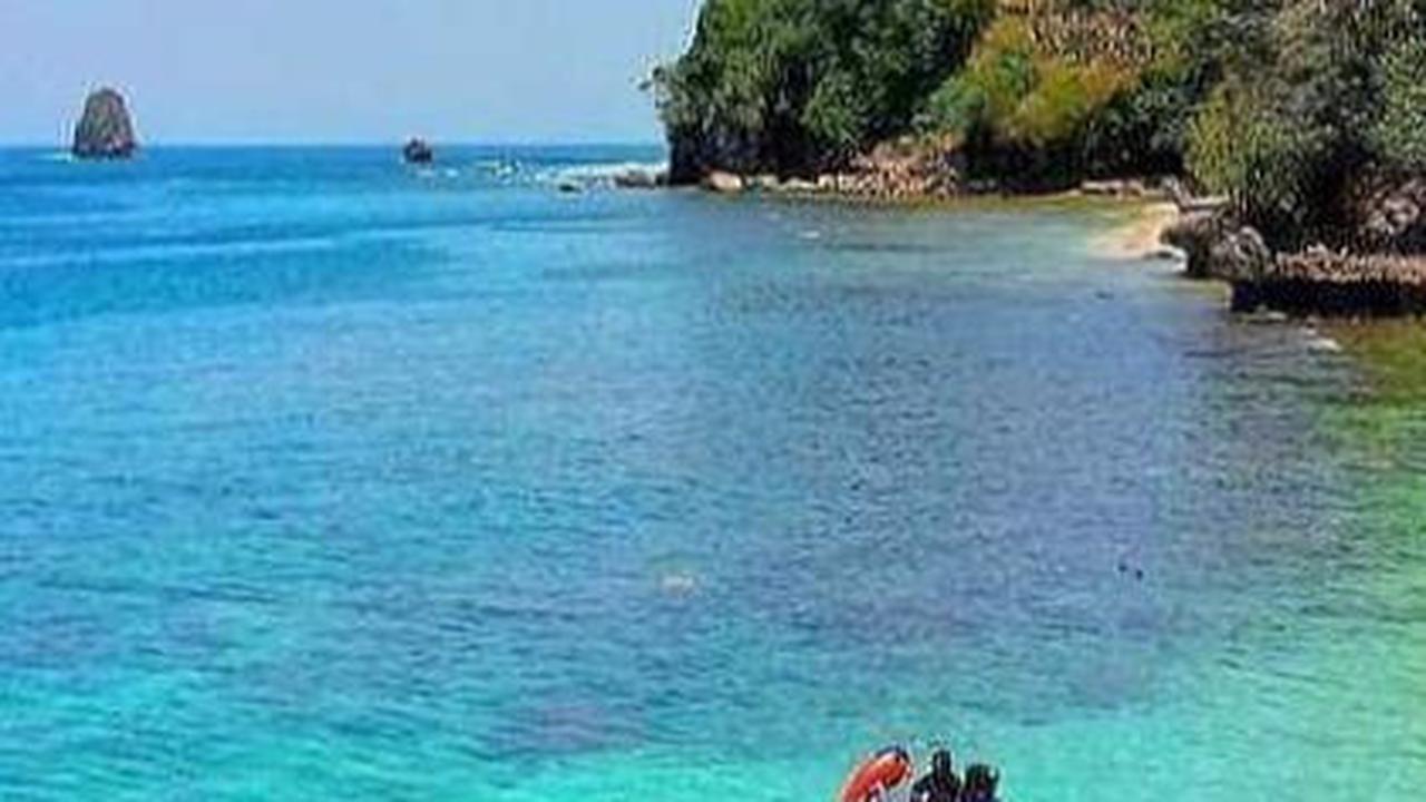 1. Pantai Tiga Warna