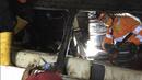 Tim penyelamat mengevakuasi korban kecelakaan bus yang jatuh ke jurang di Kecamatan Wado, di Sumedang, Jawa Barat (10/3/2021). Peristiwa kecelakaan maut terjadi sekitar pukul 18.30 WIB di Jalan Wado-Malangbong. (BASARNAS via AP)