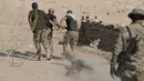 Para tentara Irak menyeret jenazah militan ISIS  dengan tali sebelum dimakamkan di dekat Karmah, selatan Mosul, Irak (11/11). Jenazah kelompok ISIS ditemukan tewas setelah terlibat kontak senjata dengan pasukan koalisi Irak. (REUTERS/Goran Tomasevic)