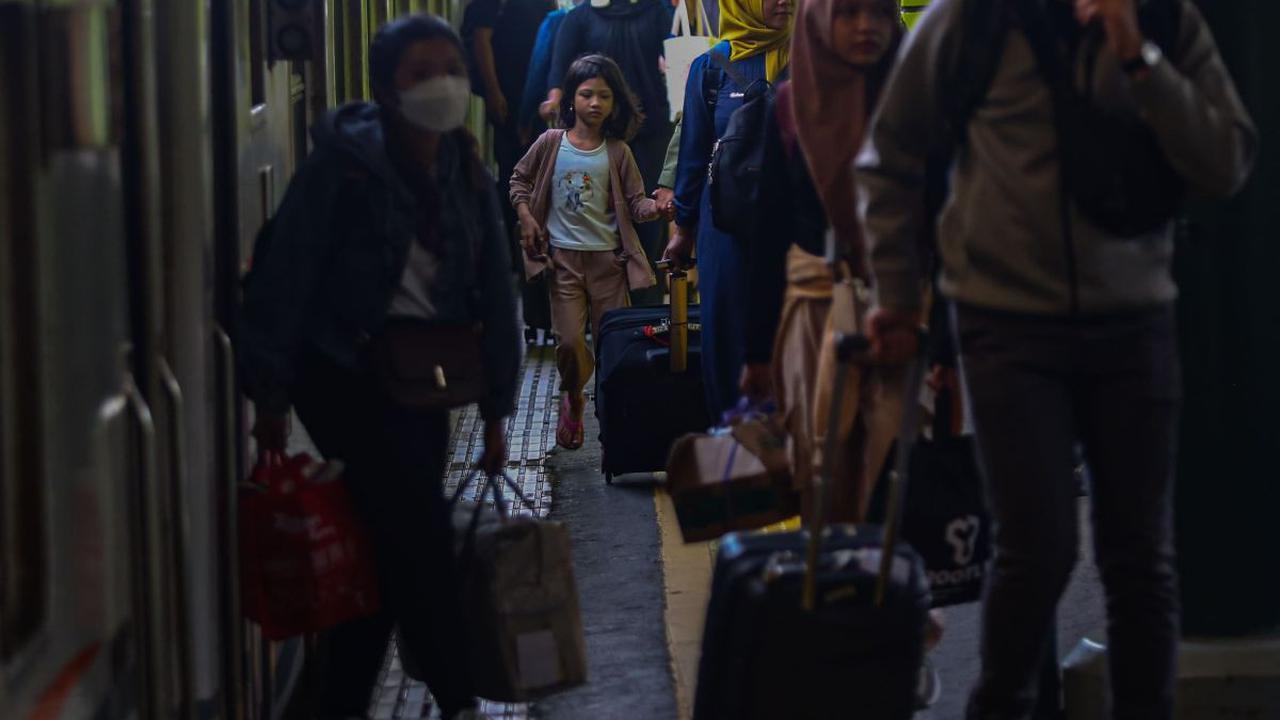 Sejumlah penumpang turun dari Kereta Api (KA) Argo Merbabu saat tiba di Stasiun Gambir, Jakarta, Selasa (16/4/2024). Pada H+6 Lebaran, Stasiun Gambir masih dipadati pemudik yang kembali dari kampung halamannya. Liputan6.com/Angga Yuniar<br>