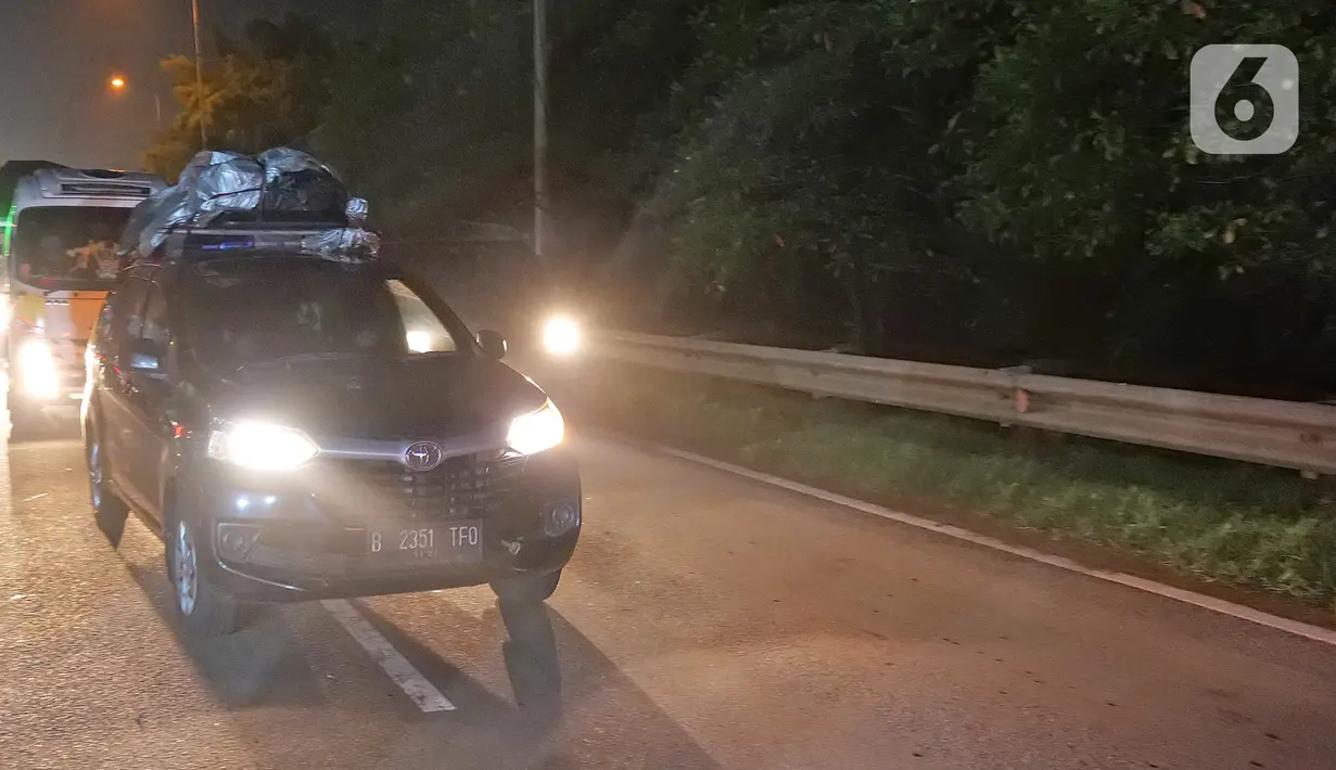Kendaraan yang membawa pemudik di tol Jakarta-Cikampek dikeluarkan ke Gerbang tol Cikarang Barat, Kabupaten Bekasi, Jumat (24/4/2020). Akses transportasi mobil pribadi dan bus angkutan penumpang dari tol Jakarta Cikampek menuju Karawang ditutup mulai Jumat (24/4). (Liputan6.com/Herman Zakharia)