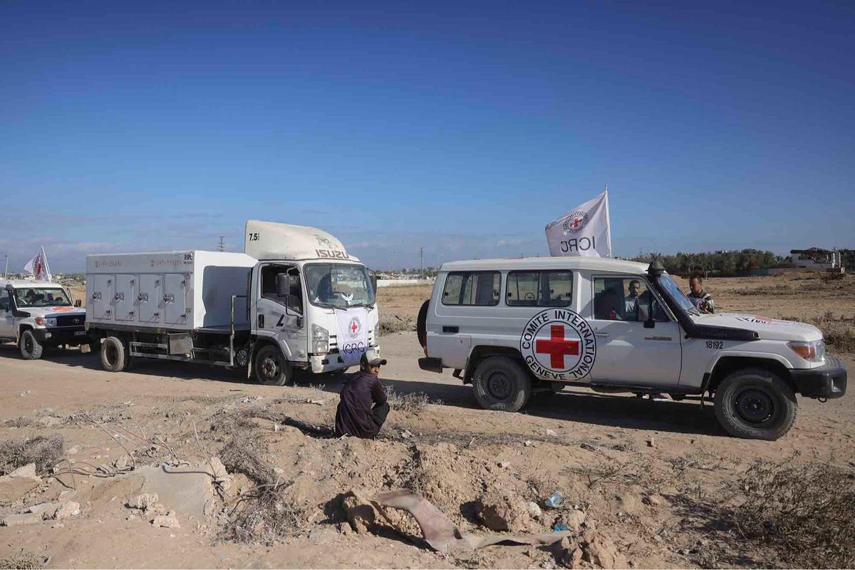 FOTO: ICRC Serahkan Jenazah Warga Palestina yang Ditahan Israel