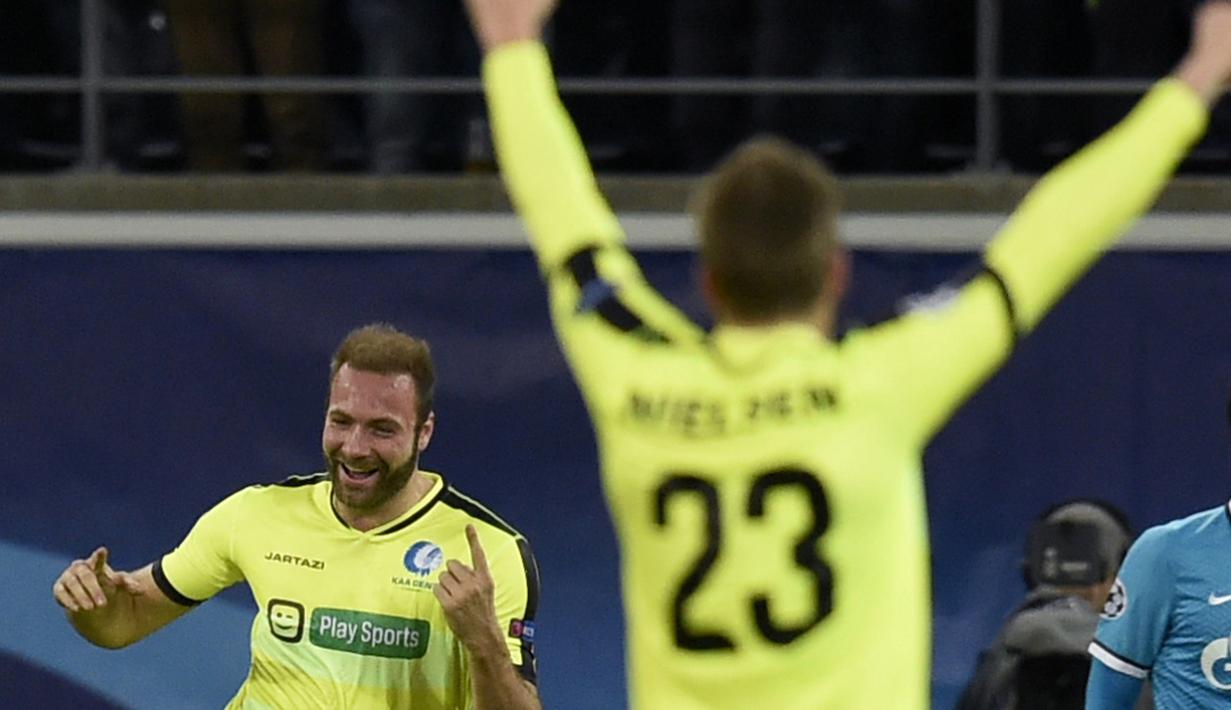 Pemain Gent, Laurent Depoitre (kiri) saat mencetak gol ke gawang FC Zenit pada lanjutan liga Champions grup H di Stadion KAA Gent, Kamis (10/12/2015) dini hari WIB. (AFP Photo/John Thys)