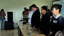 Sejumlah keluarga penumpang AirAsia QZ8501 melakukan doa bersama  sambil menunggu kabar dari tim SAR di Posko Crisis Center, Bandara Juanda, Surabaya, Senin (29/12/2014).(Liputan6.com/Johan Tallo)
