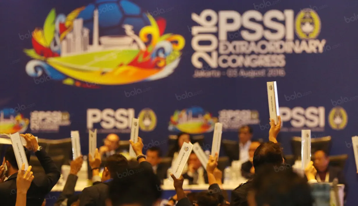 Kongres Luar Biasa PSSI pemungutan suara oleh peserta Kongres Luar Biasa PSSI di Hotel Mercure Ancol, Rabu (3/8/2016). (Bola.com/NIcklas Hanoatubun)