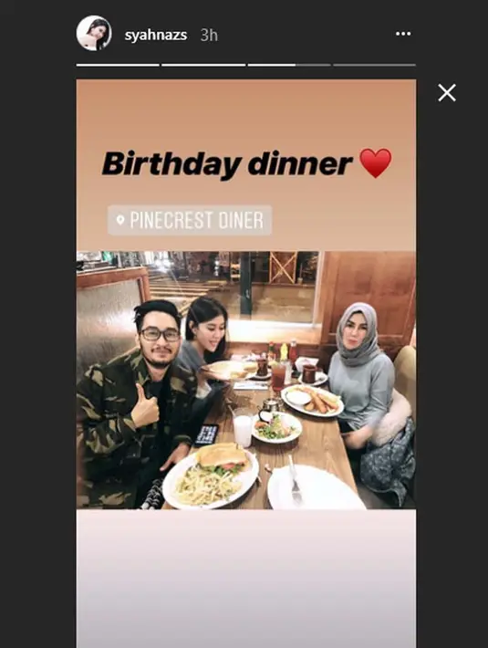 Mengingat Jeje juga baru saja berulang tahun, terlihat Syahnaz yang mengunggah foto dirinya bersama mama Amy dan Jeje. Di foto itu tertuliskan, “Birthday Dinner”. (Instagram/syahnazs)
