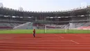 Pekerja berada di area proyek renovasi Stadion Utama Gelora Bung Karno, Jakarta, Kamis (23/11). Kementerian PUPR menargetkan seluruh venue olahraga untuk Asian Games XVIII selesai akhir Desember 2017. (Liputan6.com/Angga Yuniar)