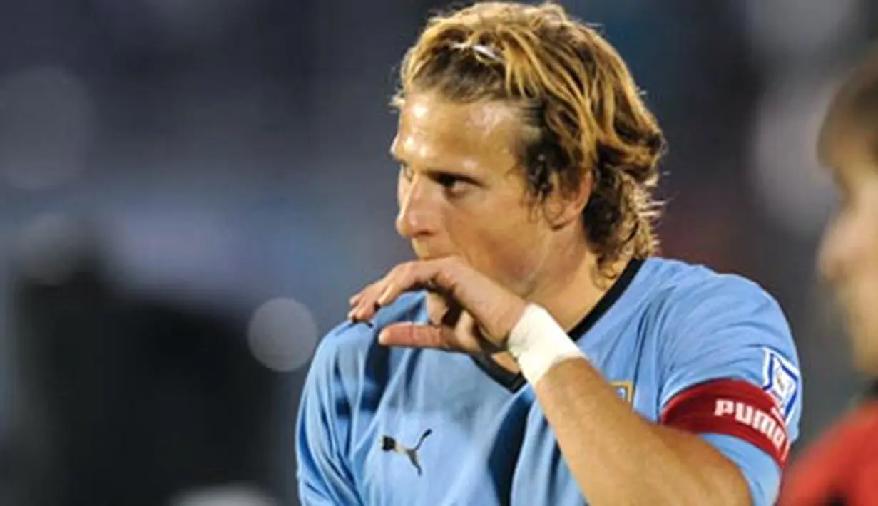 Uruguay&#039;s forward Diego Forlan leaves the field at the end of a FIFA World Cup South Africa-2010 South American qualifier match against Brazil at Centenario Stadium in Montevideo on June 6, 2009. Brazil won 4-0. AFP PHOTO/Miguel Rojo