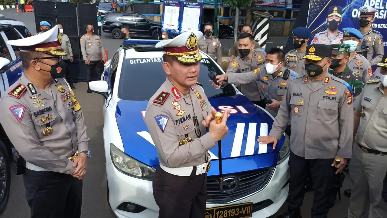 Kepala Korlantas Polri, Irjen Firman Santhyabudi menjelaskan perubahan warna strip pada mobil operasional polisi lalu lintas dari warna merah menjadi putih. (Sumber foto: Istimewa)