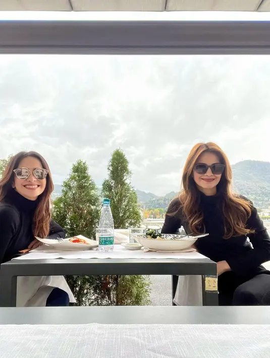 "On my birthday, I should remind me how lucky i am to have you as my soul sister.#birthdaylunch," tulis Cut Tari yang membagikan momen bersama Ersa dan juga foto bersama putrinya, Sidney Azkassyah Yusuf. [Instagram/cuttaryofficial]