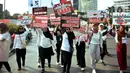 Mereka mengajak masyarakat untuk jangan salah memilih, tolak politisi SARA dan Menolak Penundaan Pemilu. (Liputan6.com/Johan Tallo)