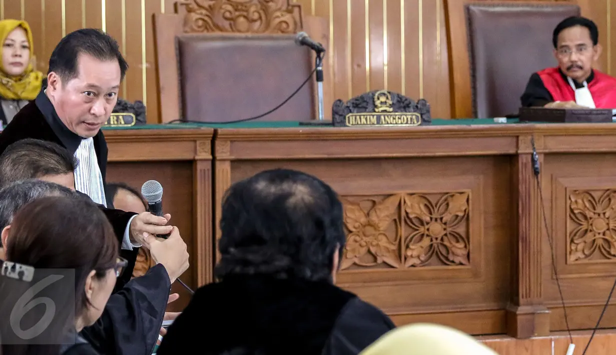 Tim kuasa hukum OC Kaligis saat memberikan tanggapan pada sidang praperadilan terhadap KPK di Pengadilan Negeri Jakarta Selatan, Senin (10/8/2015). Sidang tersebut ditunda karena pihak KPK tidak hadir. (Liputan6.com/Yoppy Renato)