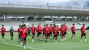 <p>Sejumlah pemain Timnas Indonesia U-22 melakukan latihan perdana menjelang SEA Games 2025 di Stadion Madya, Kompleks Stadion Utama Gelora Bung Karno (SUGBK), Senayan, Jakarta, Selasa (11/11/2025). Sebanyak 33 pemain mengikuti sesi tersebut untuk selanjutnya diseleksi menjadi 23 pemain sebelum dibawa ke Thailand. (Bola.com/Bagaskara Lazuardi)</p>