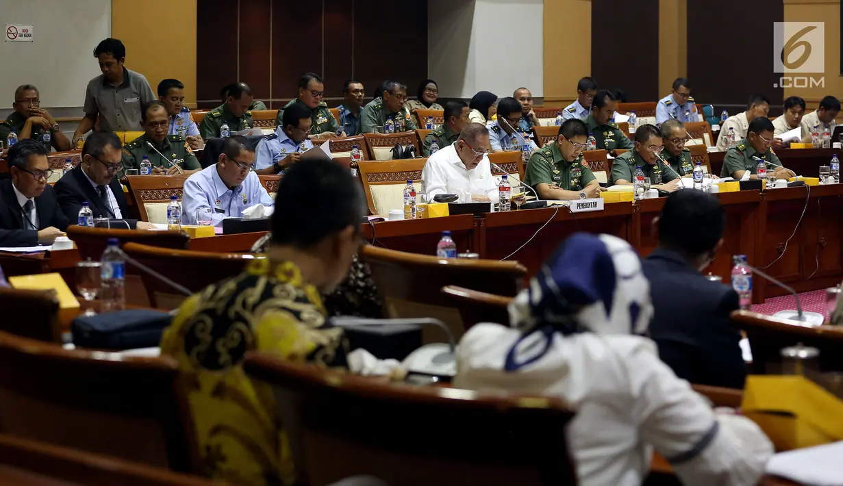 Suasana rapat kerja antara Menteri Pertahanan Ryamizard Ryacudu dan jajarannya dengan Komisi I DPR di Senayan, Jakarta, Selasa (3/10). Raker membahas RUU pengesahan persetujuan kerjasama pertahanan Indonesia dengan Papua Nugini. (Liputan6.com/Johan Tallo)