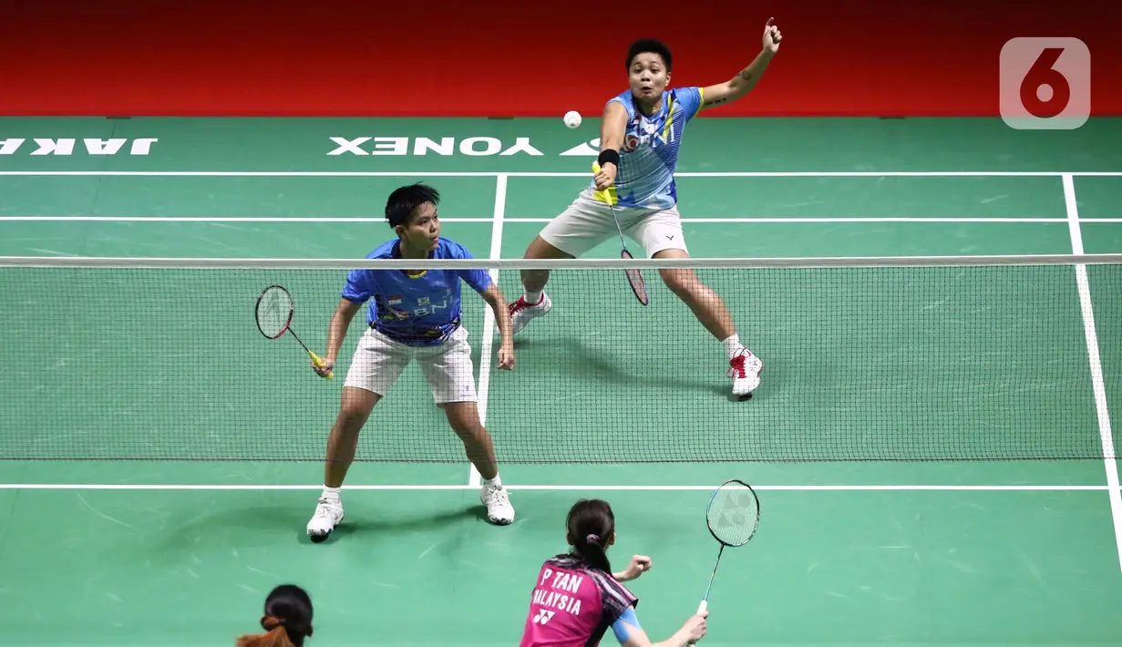 Pebulu tangkis ganda putri Indonesia, Apriyani Rahayu/Siti Fadia Silva Ramadhanti saat bertanding melawan Pearly Tan/ Thinaah Muralitharan (Malaysia) pada Semifinal Indonesia Masters 2022 di Istora Senayan, Jakarta, Sabtu (11/6/2022). Apriyani/Siti Fadia unggul 21-23, 21-14 dan 21-14. (Liputan6.com/Helmi Fithriansyah)