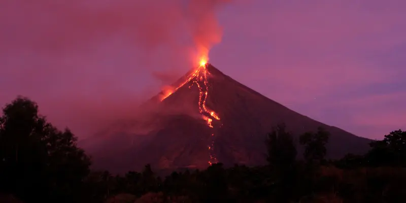 Pesona Gunung Mayon Saat Luncurkan Lava Panas