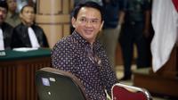Senyum Gubernur DKI Jakarta non-aktif Basuki T Purnama alias Ahok sesaat sebelum dimulainya sidang lanjutan di PN Jakarta Utara, Selasa (26/12). Persidangan ketiga ini beragenda pembacaan putusan sela oleh majelis hakim. (Liputan6.com/Bagus Indahono/Pool)