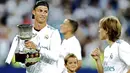 Kegembiraan bintang Real Madrid, Cristiano Ronaldo saat mengangkat trofi Piala Super Spanyol 2017 di Santiago Bernabeu stadium, Madrid, (16/8/2017). Real menang agregat 5-1. (AP /Francisco Seco)