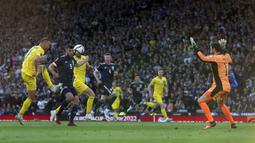 Pemain Ukraina Andriy Yarmolenko (kiri) mencetak gol ke gawang Skotlandia pada pertandingan play-off kualifikasi Piala Dunia 2022 di Hampden Park Stadium, Glasgow, Skotlandia, 1 Juni 2022. Ukraina menang 3-1. (AP Photo/Scott Heppell)