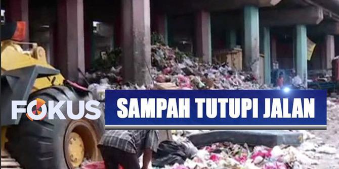 Tumpukan Sampah di Kolong Tol Wiyoto-Wiyono Diangkut ke TPA Bantar Gebang