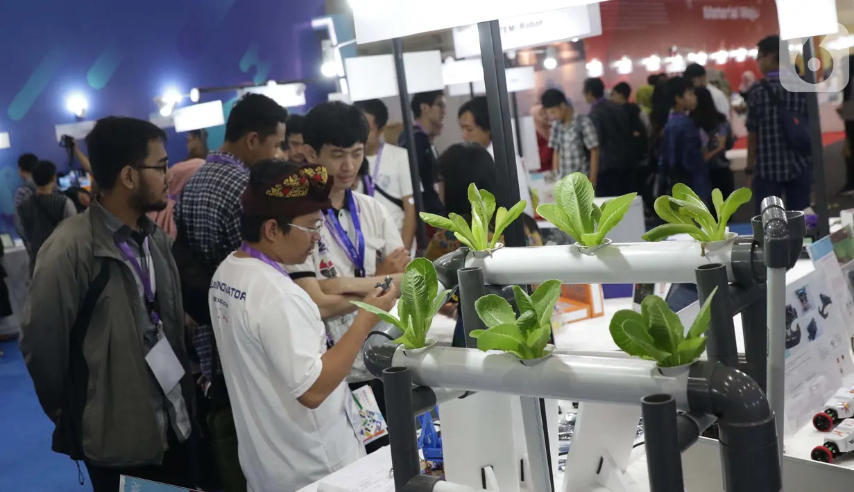 Pengunjung melihat-lihat inovasi teknologi agriculture yang dipamerkan pada Startup Teknologi dan Inovasi Industri Anak Negeri 2019 di Hall B Jakarta, Minggu (6/10/2019). Ajang ini memamerkan inovasi teknologi yang dikembangkan dari berbagai bidang. (Liputan6.com/Helmi Fithriansyah)