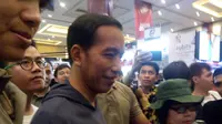 Presiden Jokowi tidak mau ketinggalan euforia peluncuran sneakers terbaru dari Vans yang berkolaborasi dengan band Metallica. (Liputan6.com/Vinsensia Dianawanti)