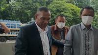 Rosario De Marshall alias Hercules menghadiri pemeriksaan KPK, Kamis (19/1/2023). Dia tiba di Gedung KPK, Jakarta Selatan sekitar pukul 09.54 WIB. (Liputan6.com/Fachrur Rozie)