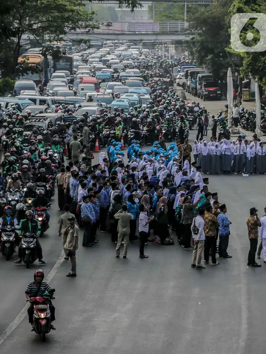 Kendaraan terjebak kemacetan di kawasan Kramat Raya, Jakarta Pusat, Senin (28/10/2019). Kemacetan tersebut disebabkan adanya upacara yang digelar di Museum Sumpah Pemuda. (Liputan6.com/Faizal Fanani)