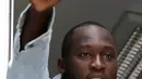 Pesepak bola Romelu Lukaku mengacugkan jempolnya saat menyapa fans Inter Milan dari jendela markas Komite Olimpiade Italia di Milan, Italia, Kamis (8/8/2019). Inter mendatangkan Lukaku dari MU dengan mahar 65 juta euro ditambah 10 juta euro jika klausul tertentu terpenuhi. (AP Photo/Luca Bruno)