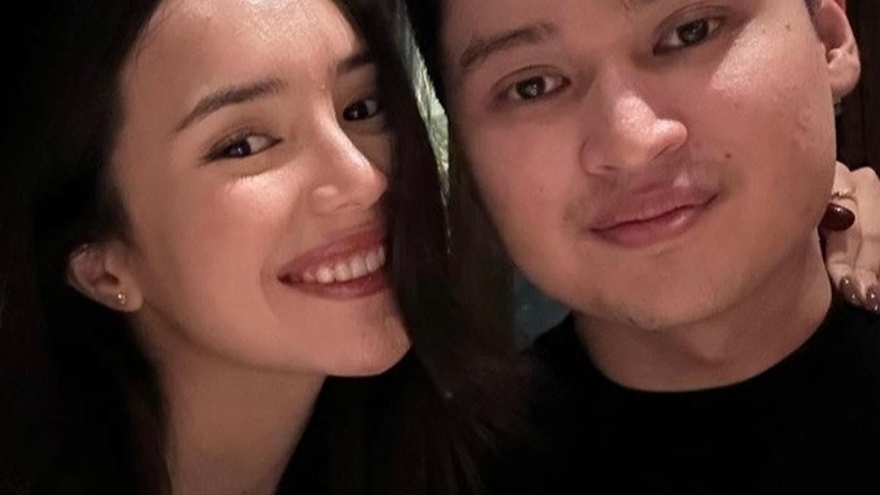 Ini potret kebersamaan Beby Tsabina dengan Rizki Natakusumah. Keduanya tengah menikmati dinner.