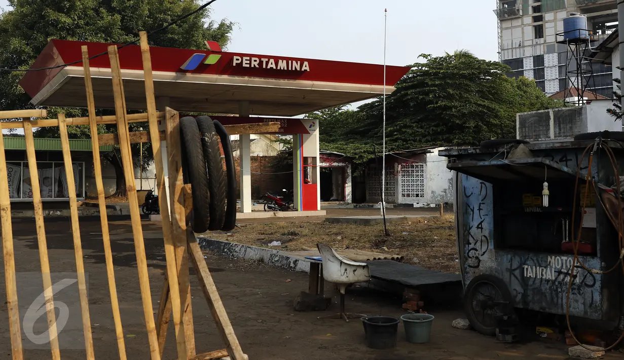 Sebuah bengkel kecil di depan SPBU tak terpakai, Jakarta, Senin (12/10/2015). Sebanyak 35 SPBU di Jakarta tidak beropersai karena minimnya para pembeli. (Liputan6.com/Yoppy Renato)