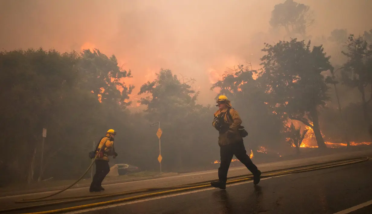 Kebakaran hutan di Pacific Palisades, sebuah kawasan perbukitan di Los Angeles melahap lebih dari lima km persegi lahan serta mengeluarkan asap tebal yang terlihat dari seluruh kota. (Apu Gomes/Getty Images North America/Getty Images via AFP)