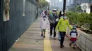 Warga beraktivitas di kawasan Bundaran HI, Jakarta Pusat, Minggu (8/11/2020). Menurut Wagub DKI Jakarta Ahmad Riza Patria, angka kematian karena kasus COVID-19 mulai menurun. (Liputan6.com/Faizal Fanani)
