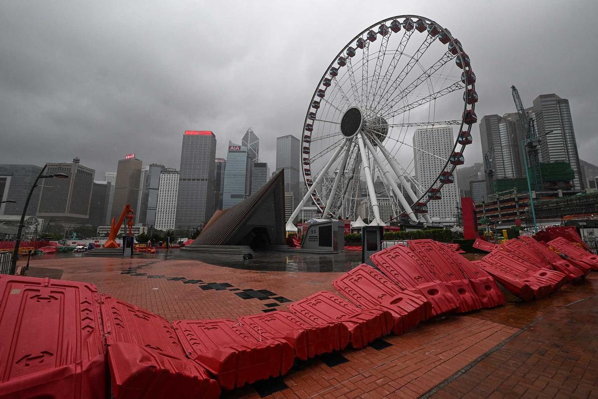 FOTO: Topan Wipha Lumpuhkan Hong Kong, Peringatan Tertinggi Diberlakukan