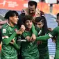 Para pemain Irak U-20 merayakan gol ke gawang Iran U-20 yang dicetak Ali Jasim Elaibi pada laga perempatfinal Piala Asia U-20 2023 di JAR Stadium, Tashkent, Uzbekistan, Sabtu (11/3/2023). (AFC/Pranit Katwal)
