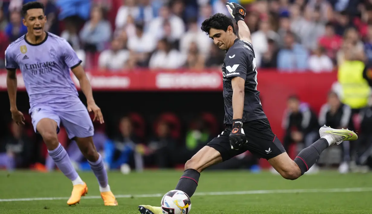 Kedua gol Real Madrid diborong Rodrygo yang tampil mengesankan di lini serang Madrid. Sedangkan, Sevilla mendapat gol dari aksi Rafa Mir. (AP Photo/Jose Breton)