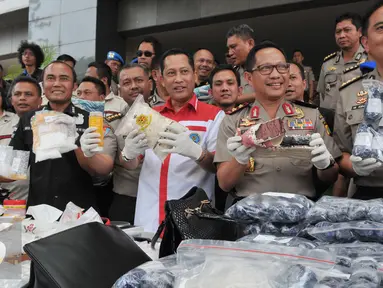 Kepala BNN, Budi Waseso menunjukan barang bukti narkotika jenis sabu dan ekstasi jaringan internasional di Polda Metro Jaya, Jakarta, Rabu (9/9/2015). Polisi  mengamankan barang bukti sabu 115 kg dan ekstasi 5.450 butir. (Liputan6.com/Andrian M Tunay)