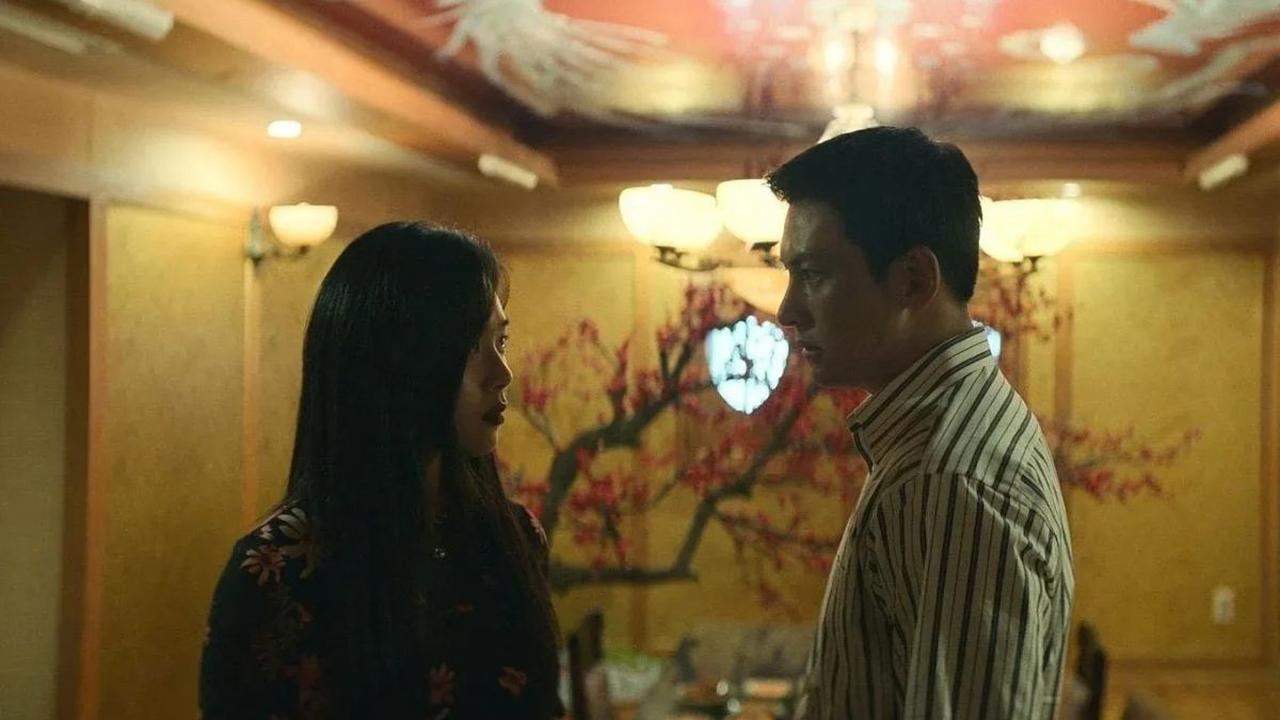 Akun @kdrama_menfess bahkan menyebutkan bahwa kisah percintaan karakter-karakter tersebut "bener-bener buruk."