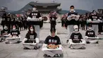 Para aktivis dari kelompok 'Animal Liberation Wave' dan 'Last Chance for Animals' membawa anak anjing mati yang diambil dari peternakan daging anjing di Gwanghwamun Plaza, Seoul (7/7). Mereka memprotes perdagangan daging anjing. (AFP Photo/Ed Jones)