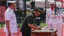 Setelah penyerahan panji-panji, dua perwira tinggi (Pati) TNI itu menandatangani dokumen sebagai tanda penyerahan pos Panglima TNI. (Liputan6.com/Faizal Fanani)