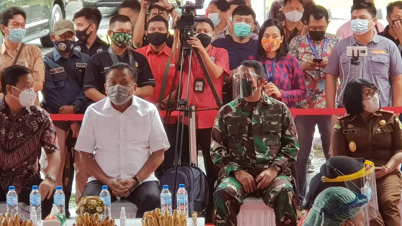 Panglima Kodam (Pangdam) XIII Merdeka Mayor Jenderal TNI Santos Gunawan Matondang menjadi orang pertama di Sulut yang menerima Vaksin Covid-19.