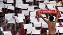 Seorang fans Liverpool yang menonton di Stadion GBK rela mencat badannya dengan gambar Liverbird. (Liputan6.com/Helmi Fithriansyah)
