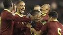 Para pemain Venezuela merayakan gol yang dicetak oleh John Murillo pada laga kualifikasi Piala Dunia 2018 di Stadion Monumental Antonio Vespucio Liberti, Rabu (6/9/2017). Argentina ditahan imbang 1-1 oleh Venezuela. (AP/Natacha Pisarenko)