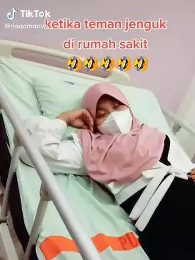 Bikin Susah, Ini 10 Potret Nyeleneh Orang saat Jenguk Teman di Rumah Sakit