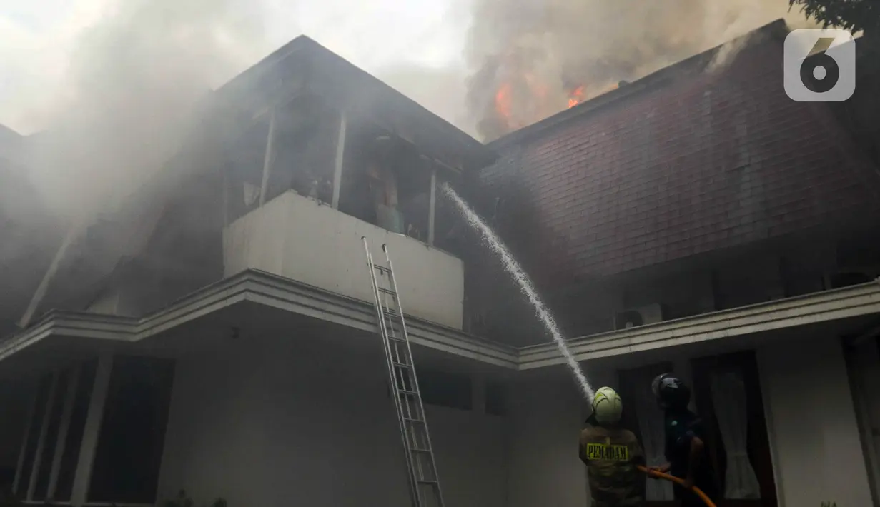 Api berhasil dipadamkan sekitar pukul 17.00 WIB. (Liputan6.com/Herman Zakharia)