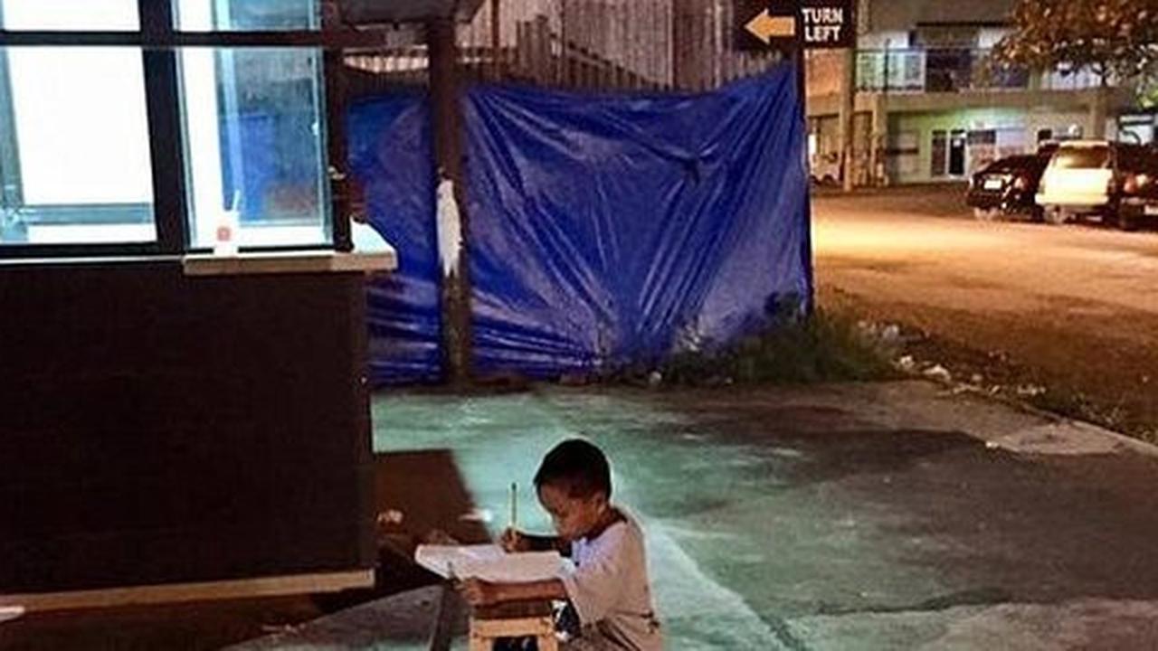 Foto bocah sedang belajar di bawah lampu McD bikin haru netizen