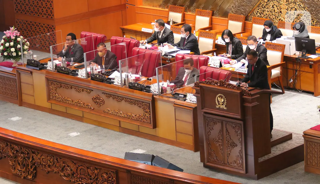 Wakil Ketua DPR Sufmi Dasco Ahmad menyampaikan pidato pada pembukaan Rapat Paripurna Pembukaan Masa Persidangan V Tahun Sidang 2021-2022 di Nusantara II, Kompleks Parlemen MPR/DPR-DPD, Senayan, Jakarta, Selasa (17/5/2022). Rapat paripurna hari ini menandakan DPR kembali aktif bersidang setelah selesai menjalani masa reses. Hadir 76 anggota yang secara fisik, 252 secara virtual dan izin 5 anggota. Sehingga total kehadiran rapat paripurna hari ini adalah 333 dari 575 anggota DPR. (Liputan6.com/Angga Yuniar)